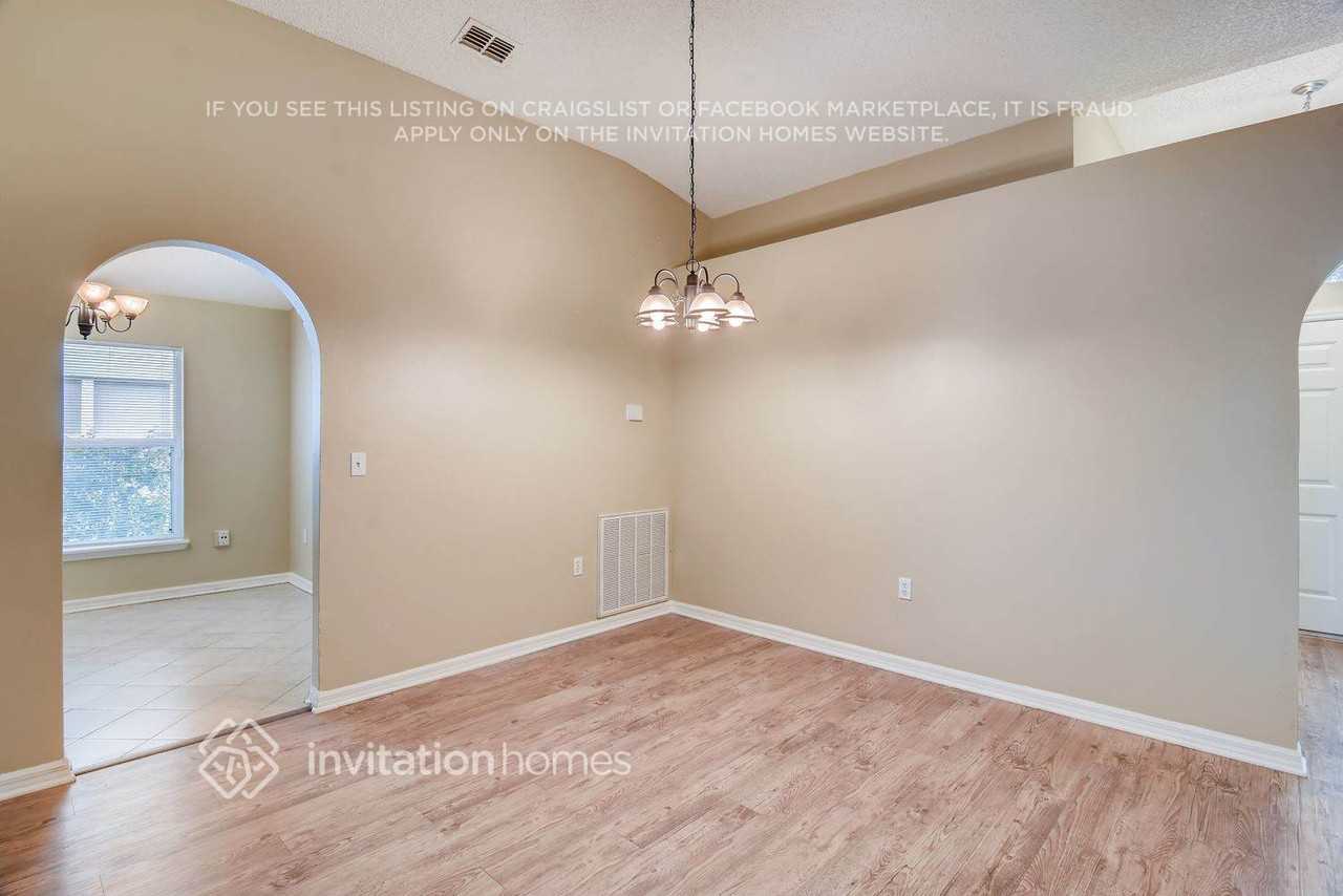 3902 Upmann Dr - Photo 5 of 10