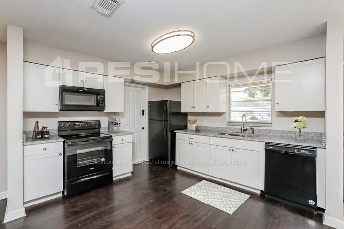 1309 Lark Ct - Photo 2 of 18