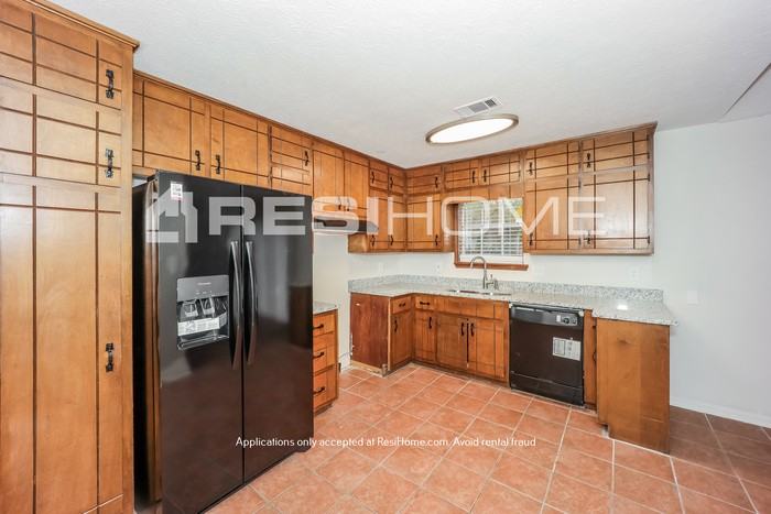 7870 Stanebrook Dr - Photo 3 of 21