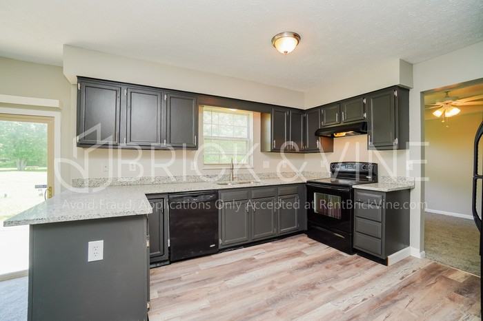 2722 Barrows Rd - Photo 6 of 19