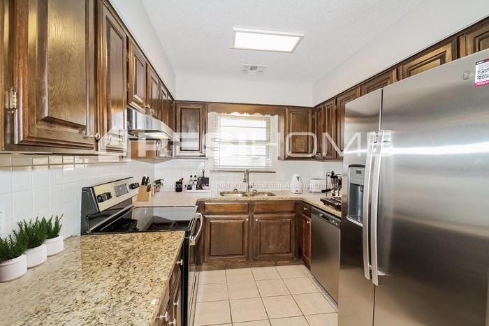 8913 Nw 80th St - Photo 2 of 18