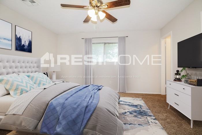 8913 Nw 80th St - Photo 6 of 18