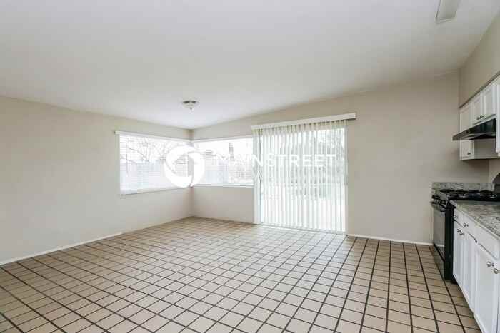 9811 E 33rd St - Photo 3 of 16