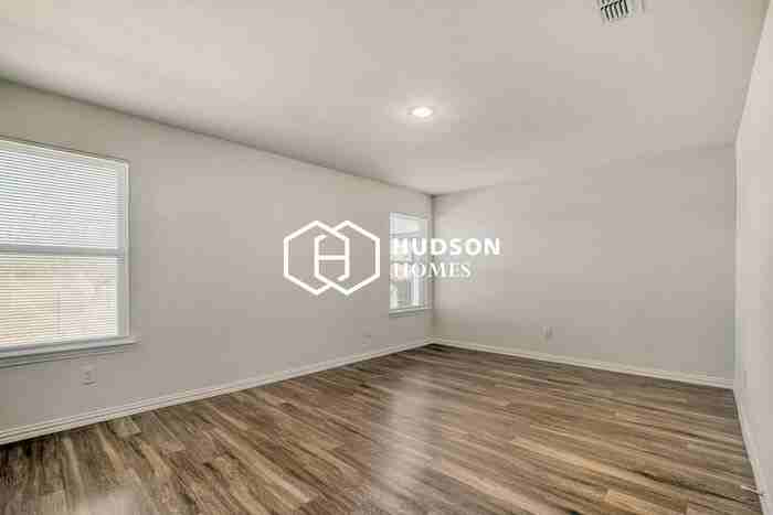 453 Bobbie St - Photo 3 of 14