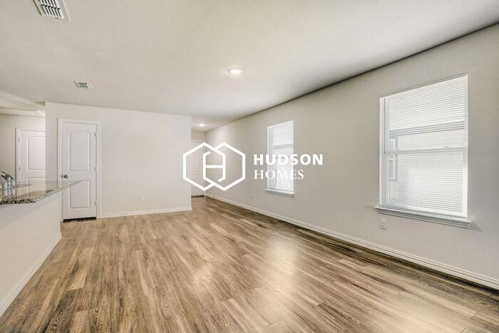 453 Bobbie St - Photo 4 of 14