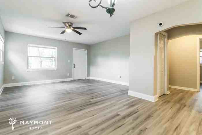 1161 Russell St - Photo 4 of 12