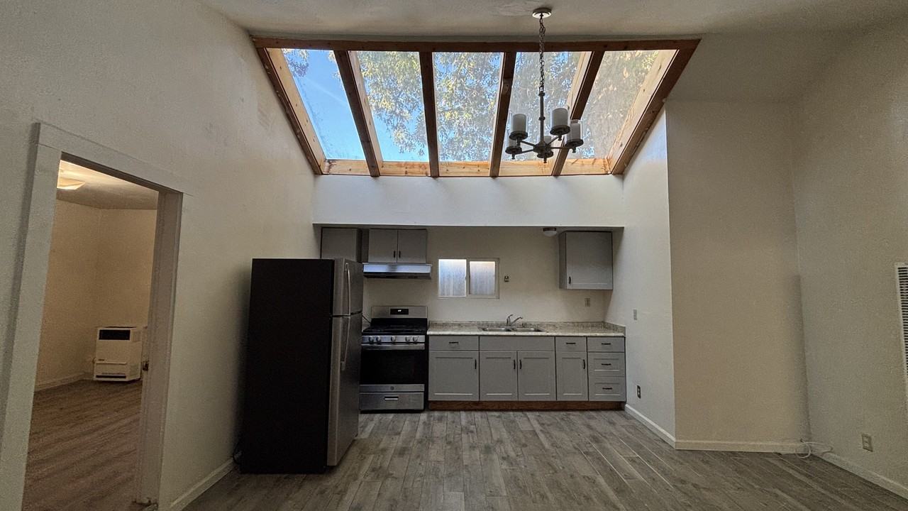 562 Van Buren St - Photo 2 of 20