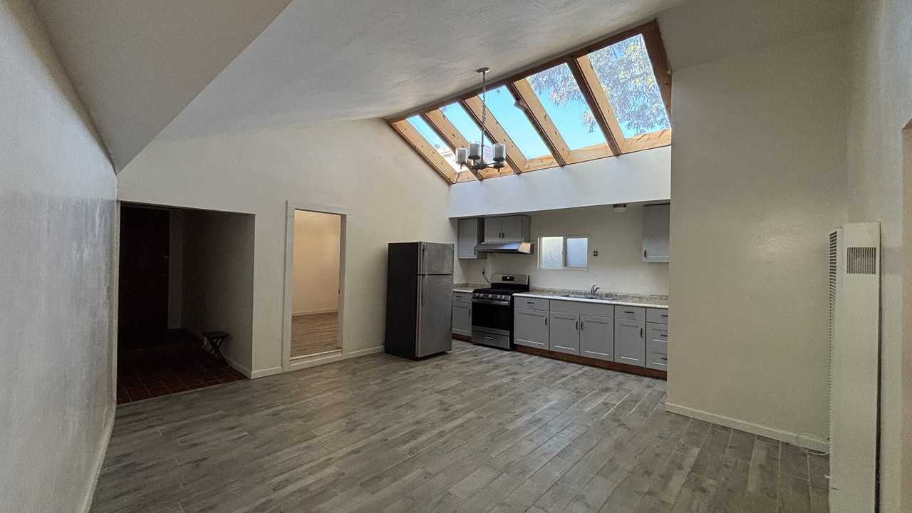 562 Van Buren St - Photo 3 of 20