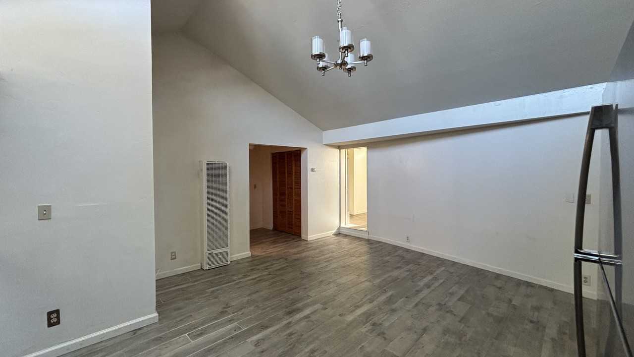 562 Van Buren St - Photo 4 of 20