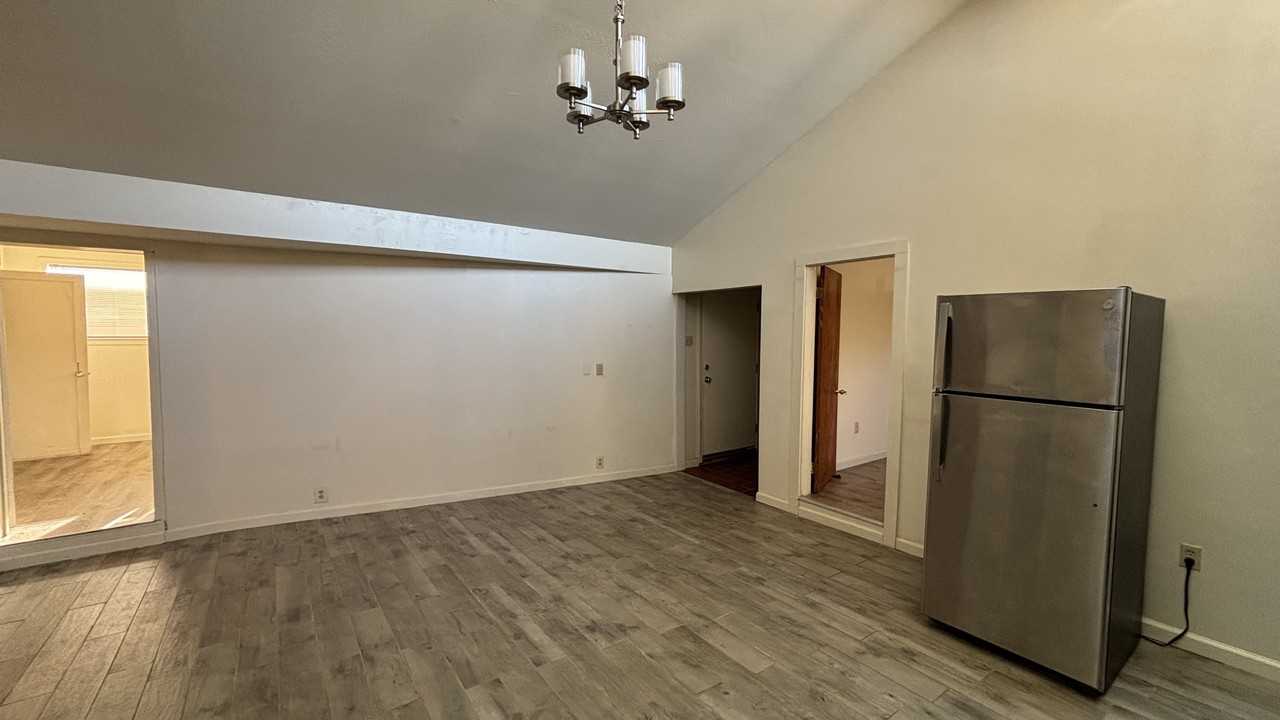 562 Van Buren St - Photo 5 of 20