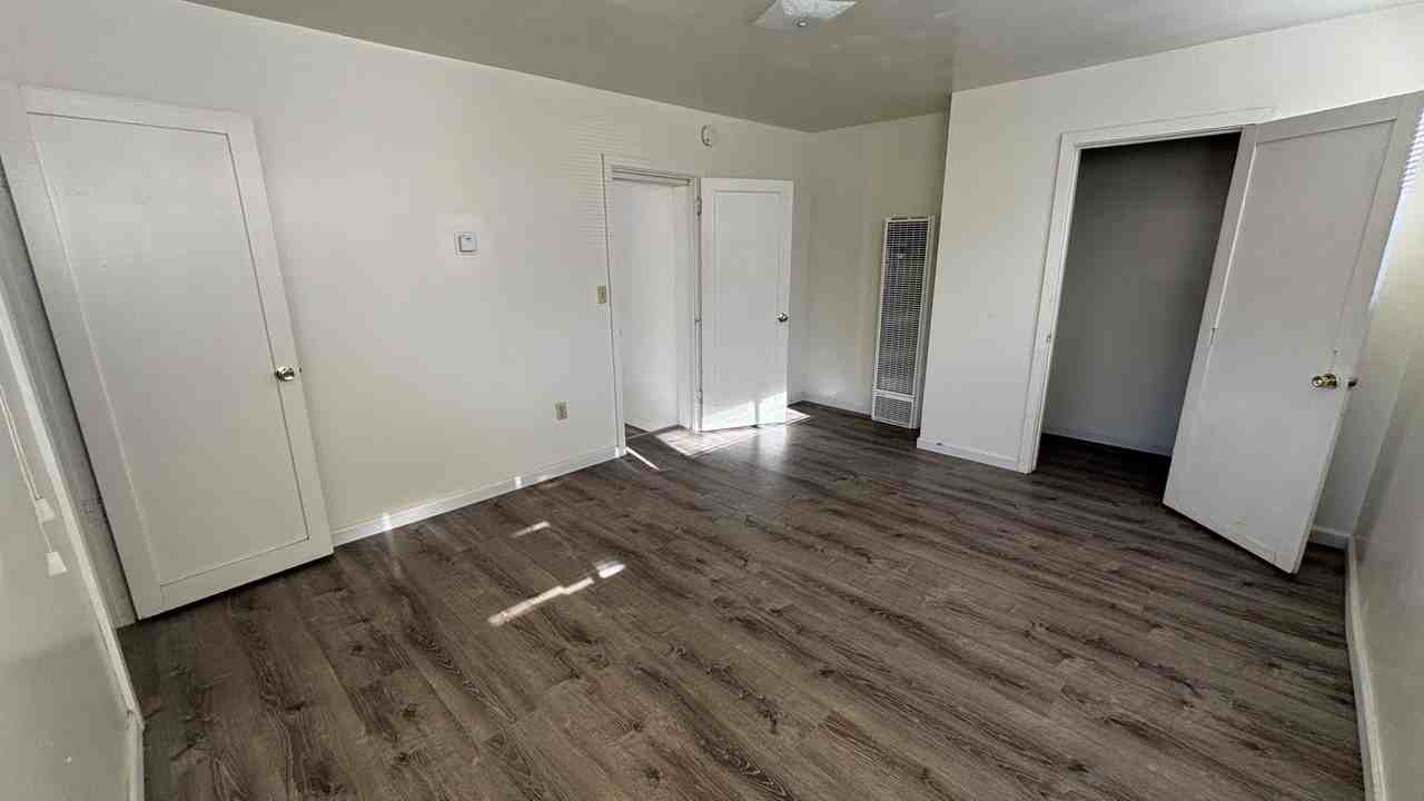 562 Van Buren St - Photo 6 of 20