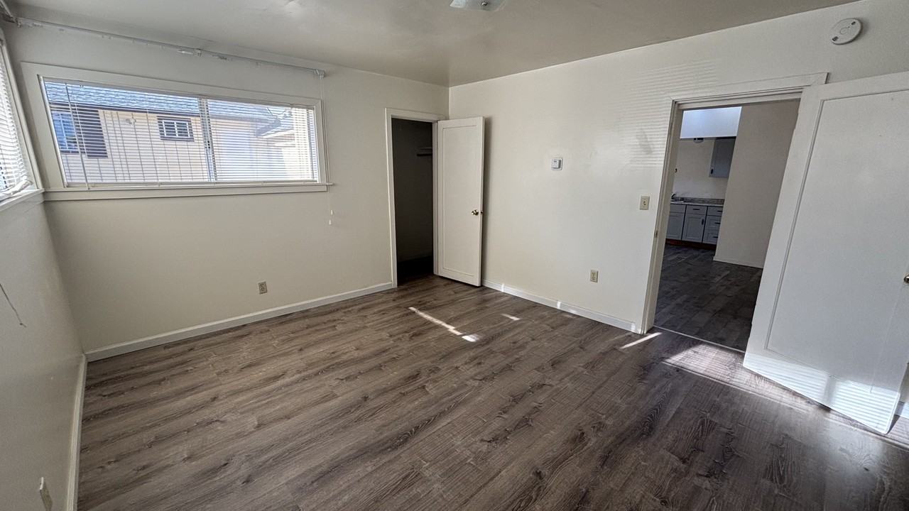 562 Van Buren St - Photo 7 of 20