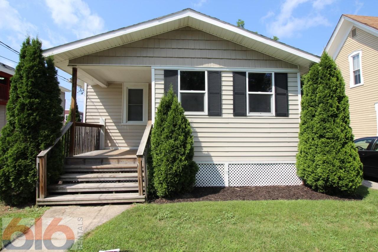 813 Douglas St Nw - Photo 2 of 11