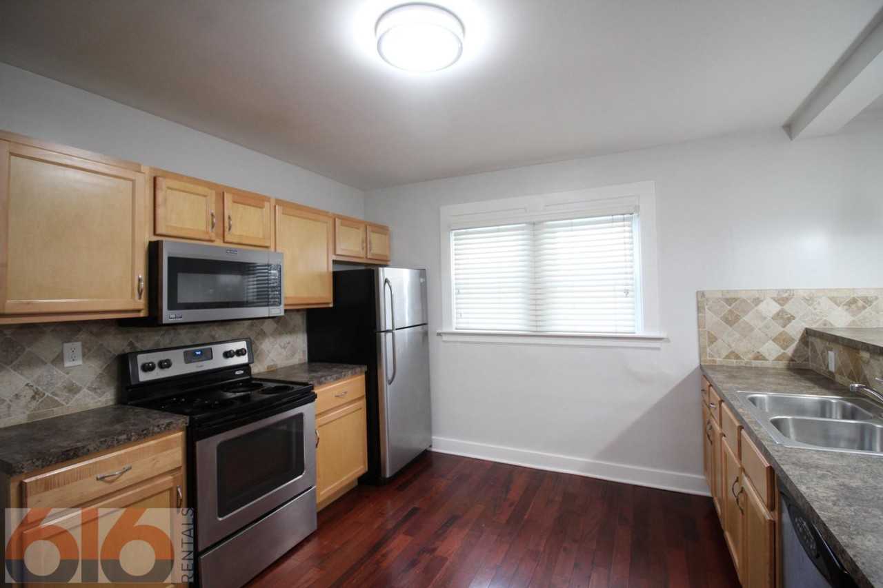 813 Douglas St Nw - Photo 4 of 11