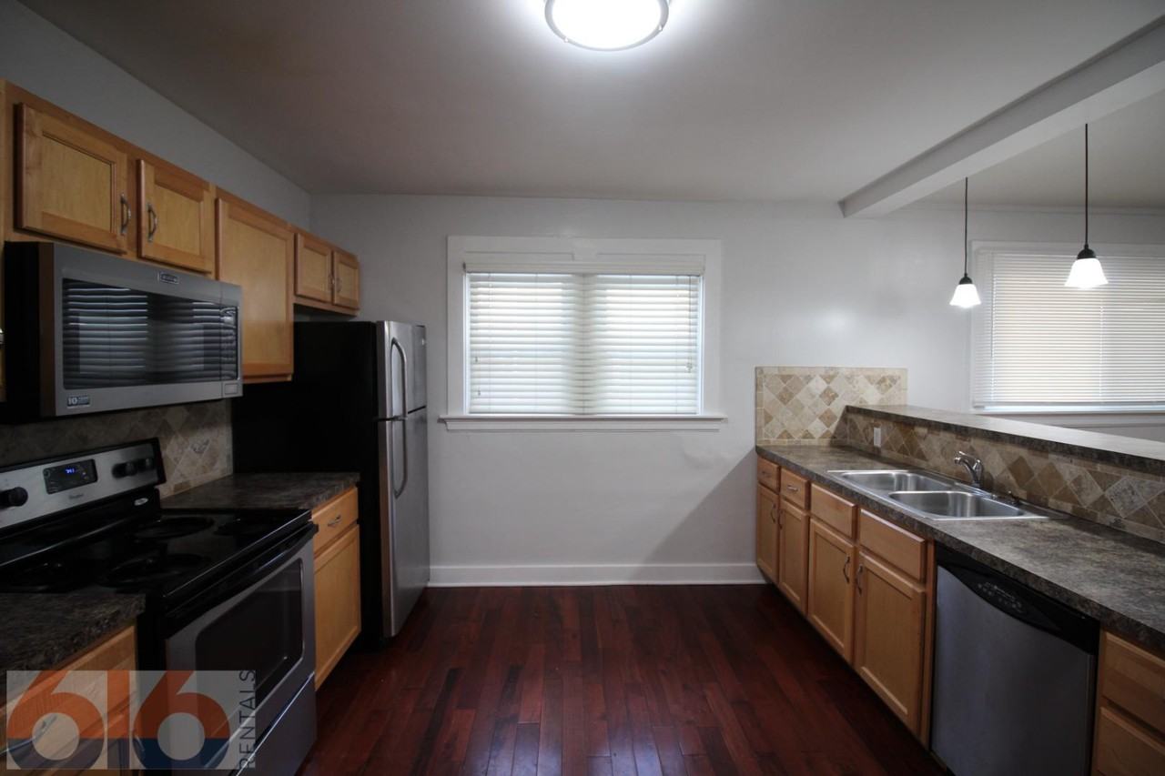 813 Douglas St Nw - Photo 5 of 11