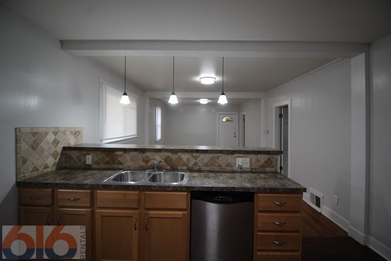 813 Douglas St Nw - Photo 6 of 11