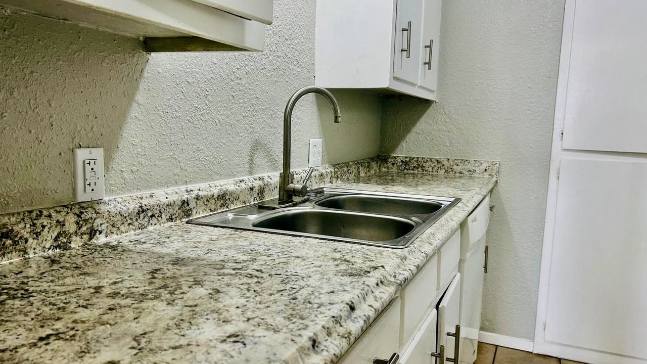 3915 Englewood Cir #3915 - Photo 3 of 25