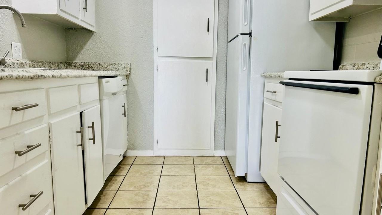 3915 Englewood Cir #3915 - Photo 4 of 25