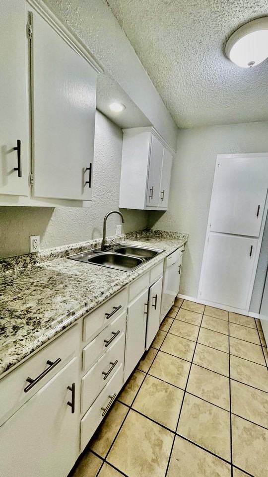 3915 Englewood Cir #3915 - Photo 5 of 25