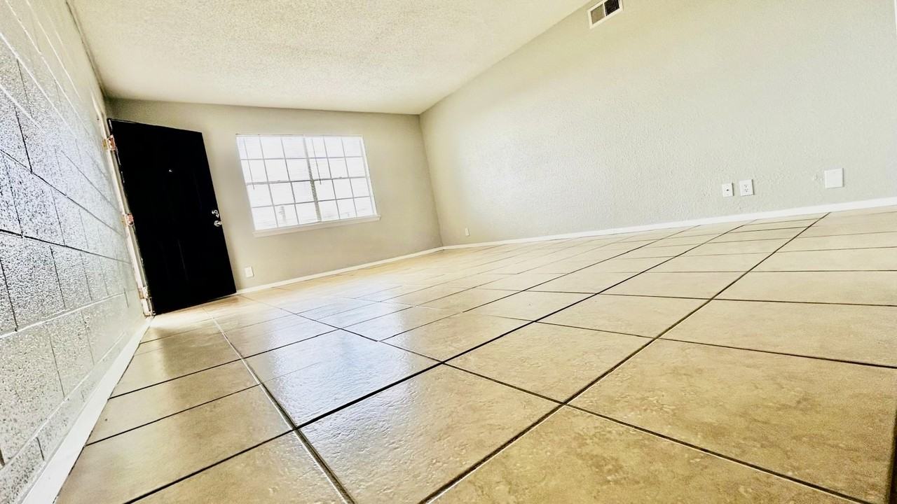 3915 Englewood Cir #3915 - Photo 7 of 25