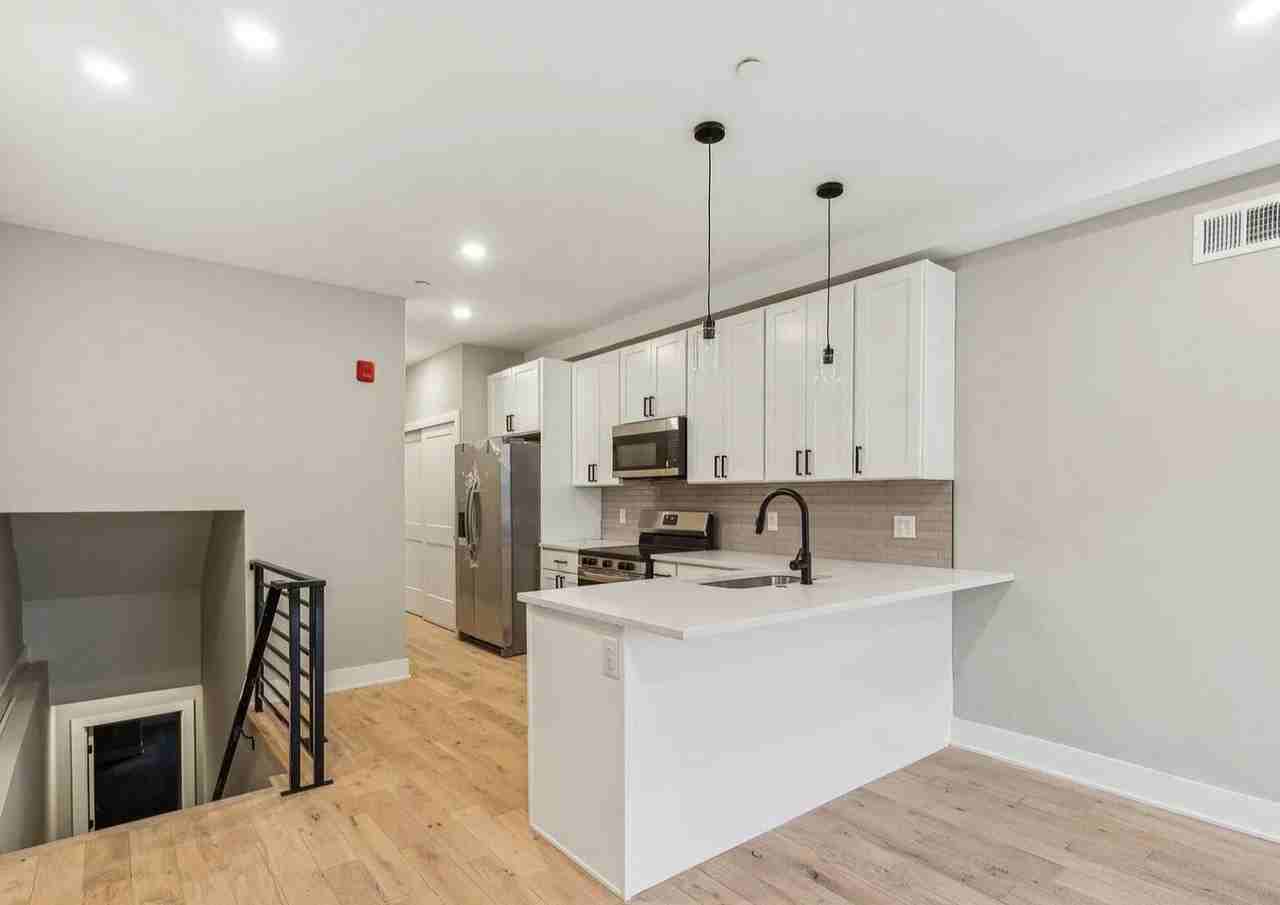 1808 E Hagert St - Photo 3 of 8