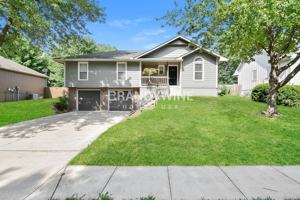 featured image of 1120 Ne Ridgeview Dr