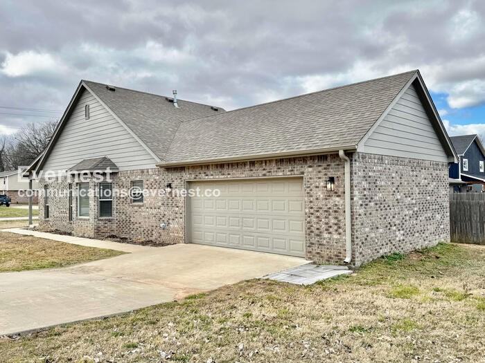 321 E Redwood St - Photo 2 of 23