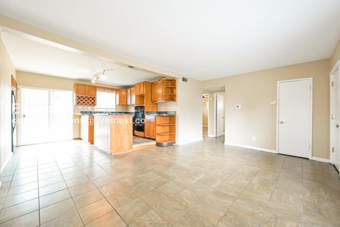 706 Uvalda St - Photo 5 of 27