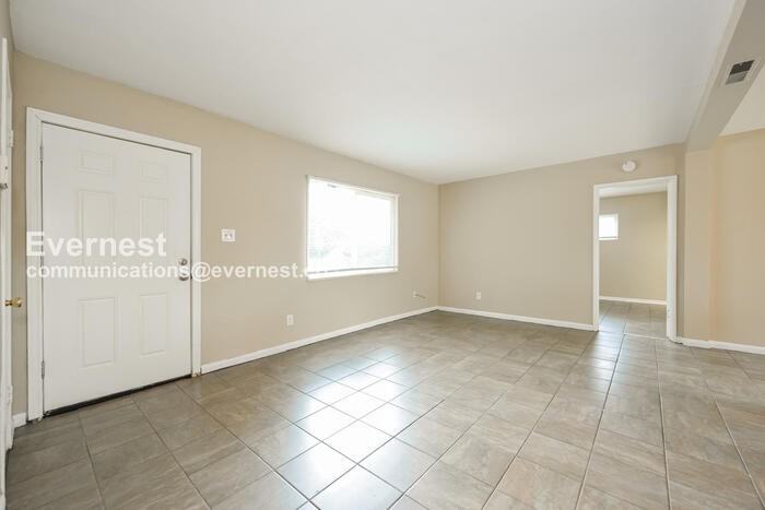 706 Uvalda St - Photo 7 of 27