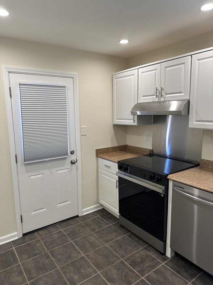 5225 Valley Stream Rd #1 - Photo 6 of 24