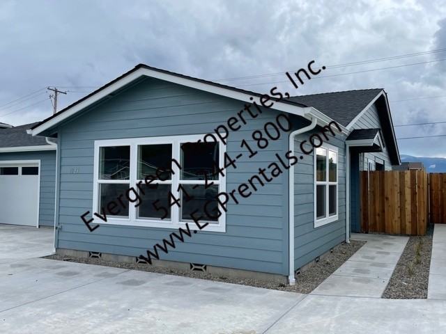 1023 Sw Oliver Pl #1 - Photo 2 of 12