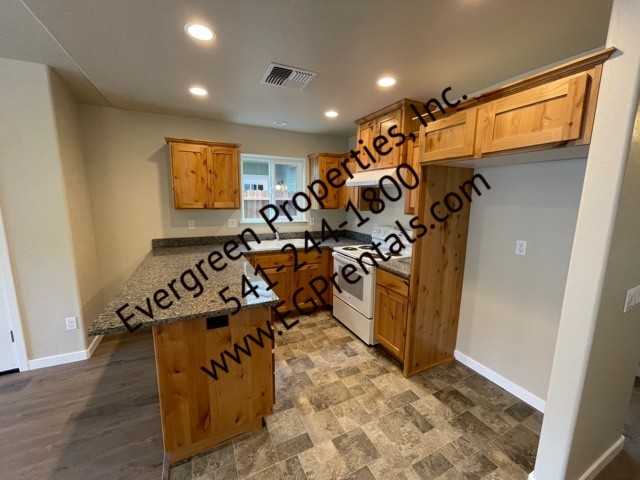 1023 Sw Oliver Pl #1 - Photo 3 of 12