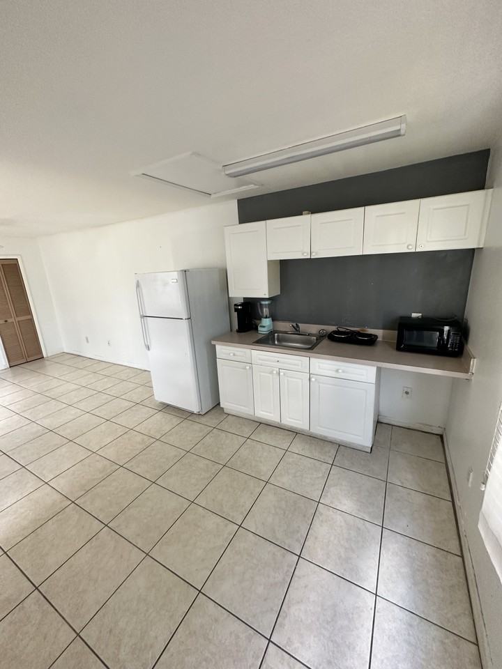 235 Mango Dr #B - Photo 4 of 27