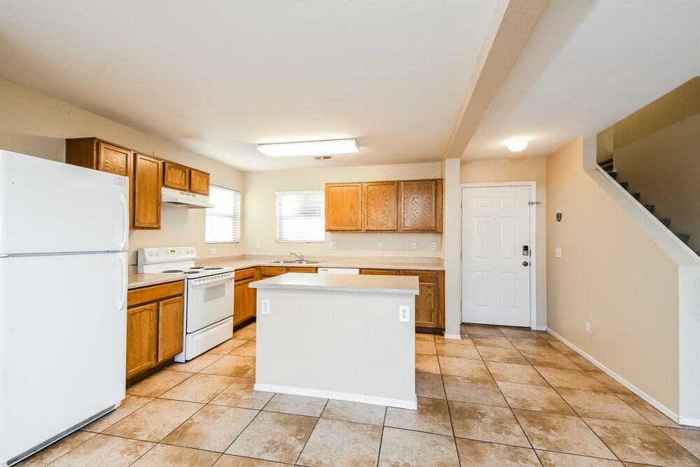 2746 S Southwind Dr - Photo 6 of 17