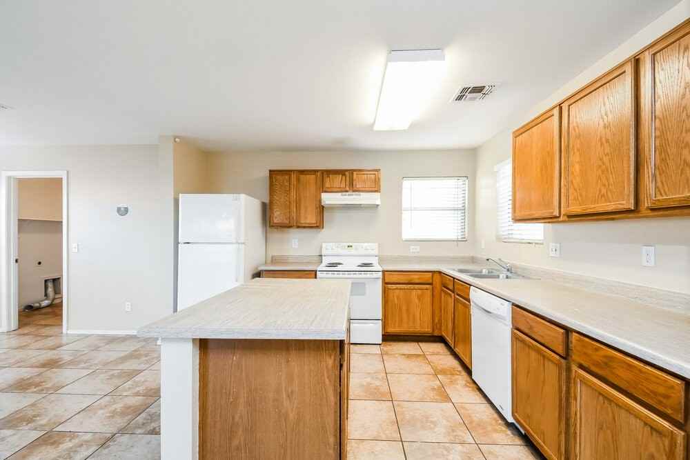 2746 S Southwind Dr - Photo 7 of 17