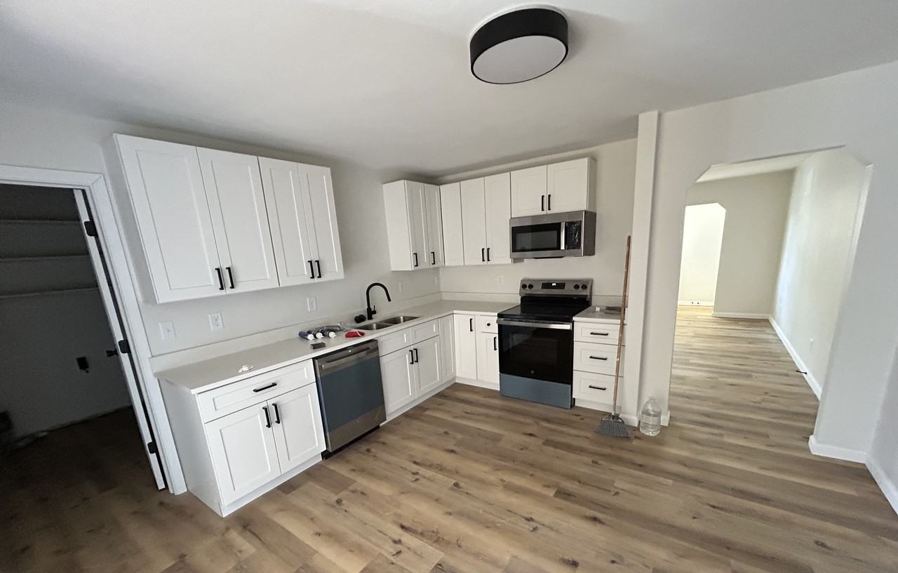 806 Stratford Dr - Photo 2 of 11