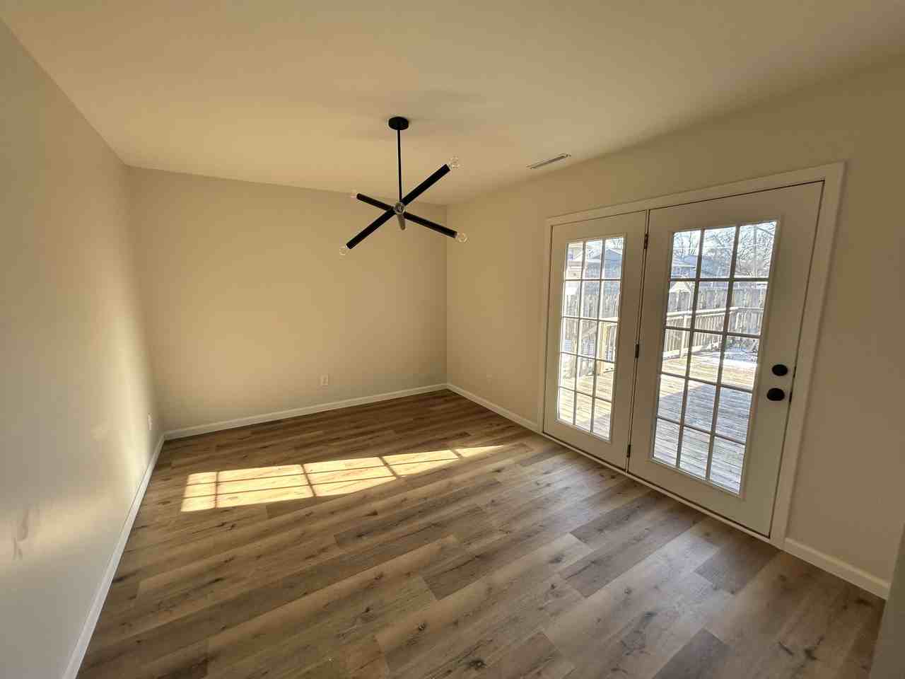 806 Stratford Dr - Photo 3 of 11