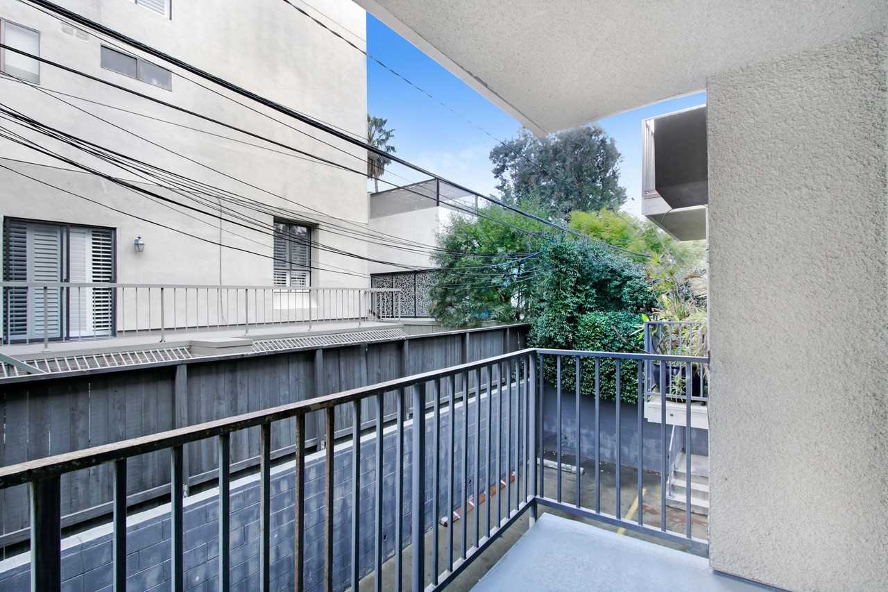 727 Westbourne - Photo 2 of 26