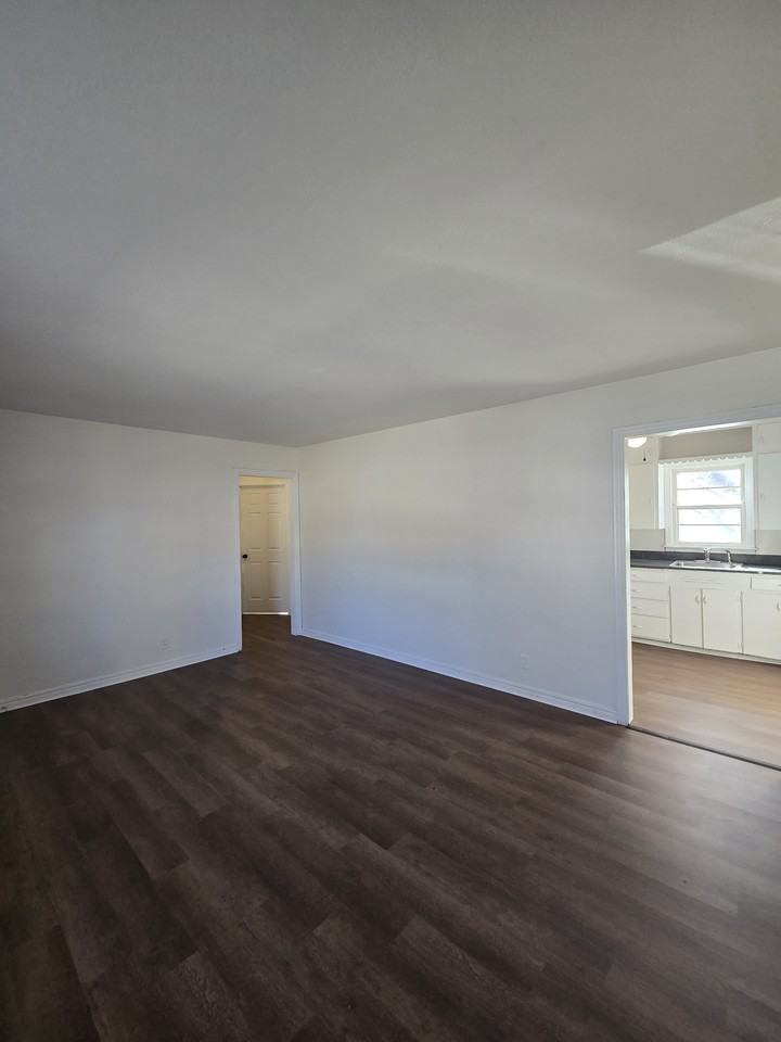 511 E Funston St #1 - Photo 3 of 16