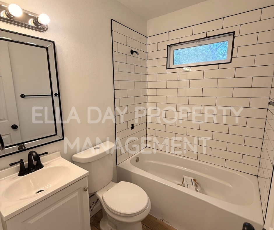 2512 S Ellis Ave #1 - Photo 4 of 7