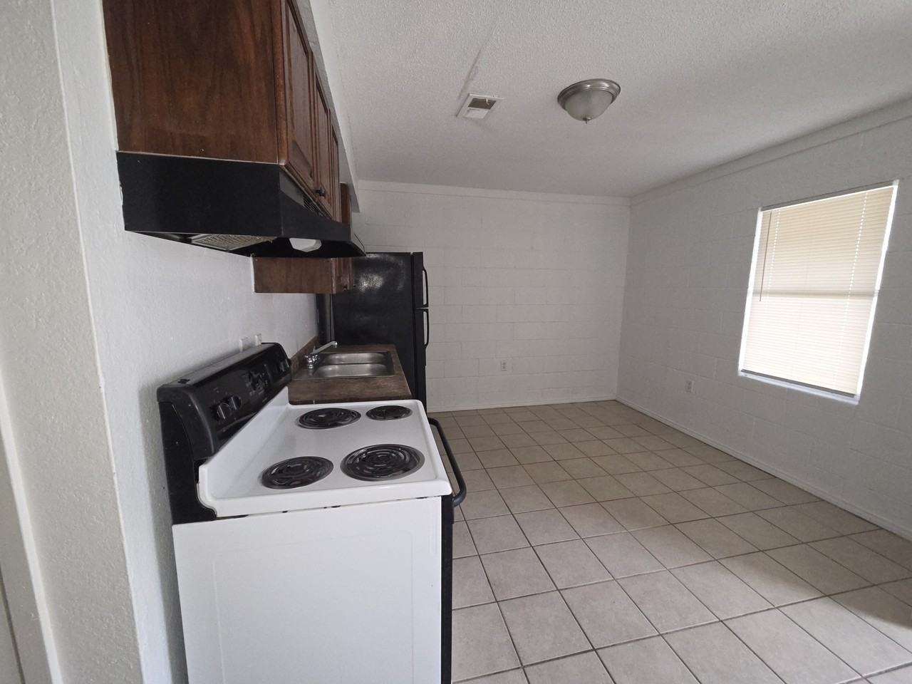 903 W 1st St #2 - Photo 2 of 5