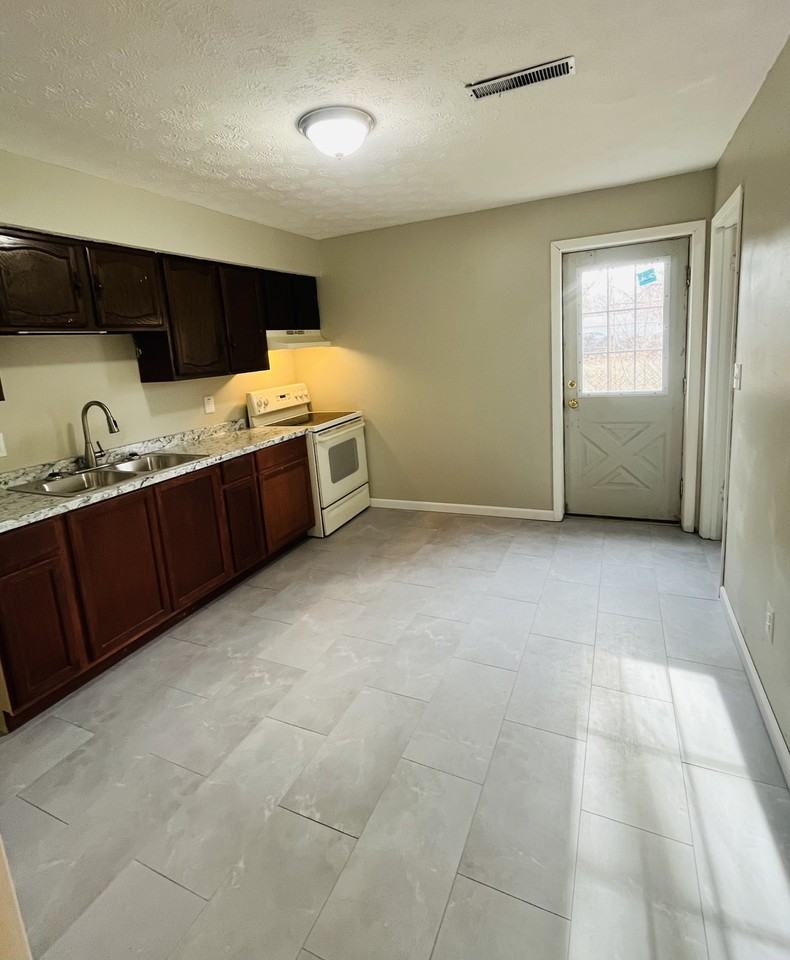 846 N Main St #J - Photo 3 of 9