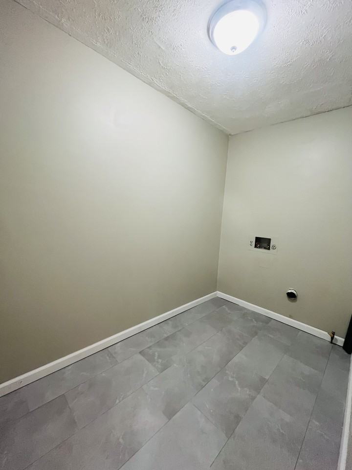 846 N Main St #J - Photo 5 of 9