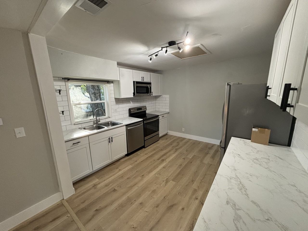 1709 E Chelsea St #F - Photo 6 of 9