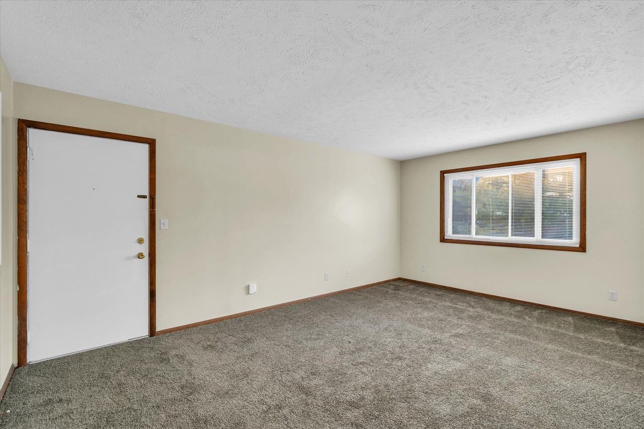 201 S Regency Dr - Photo 2 of 16