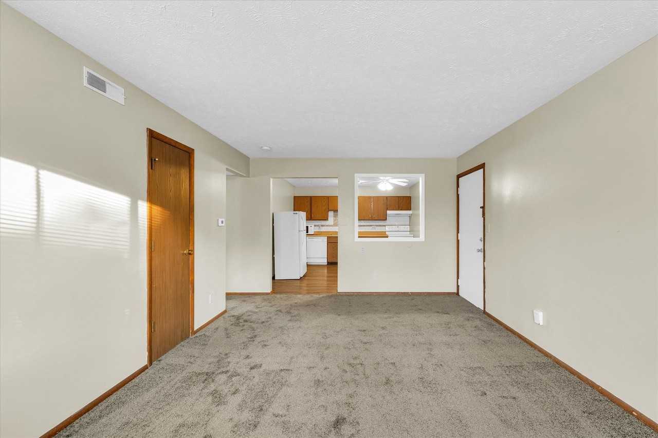 201 S Regency Dr - Photo 5 of 16