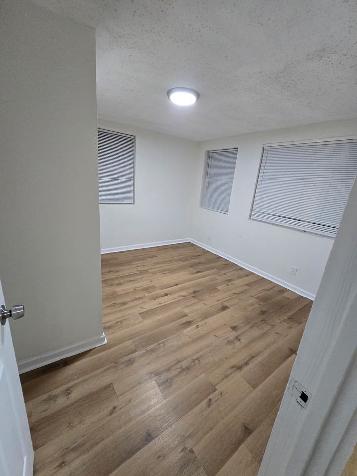 1347 W 26th St #1 - Photo 4 of 7