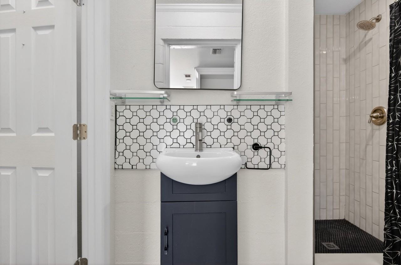 3709 W Gray St #1 - Photo 7 of 10