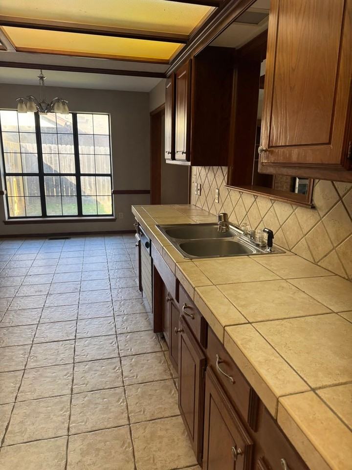 2607 Wood Hollow St - Photo 4 of 28