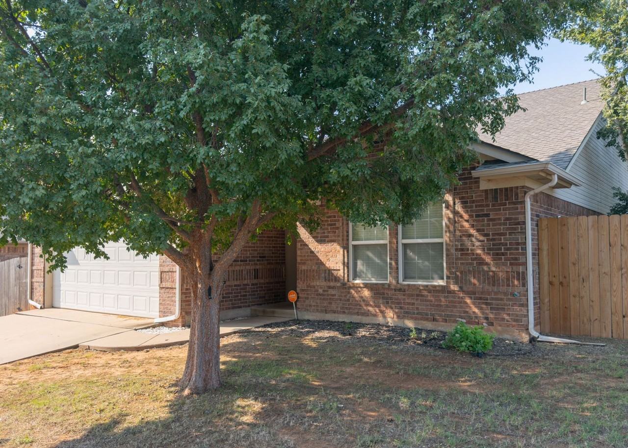 2701 Nw 185th St - Photo 2 of 25